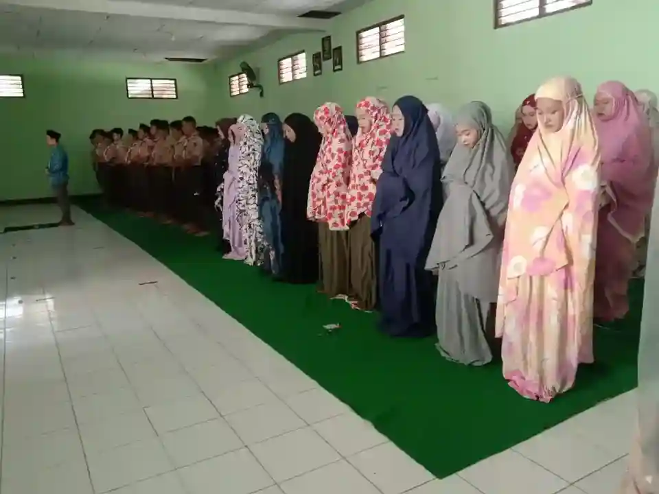 Murid sholat berjamaah dhuha dan dzuhur di mushola SMA NU Kedung